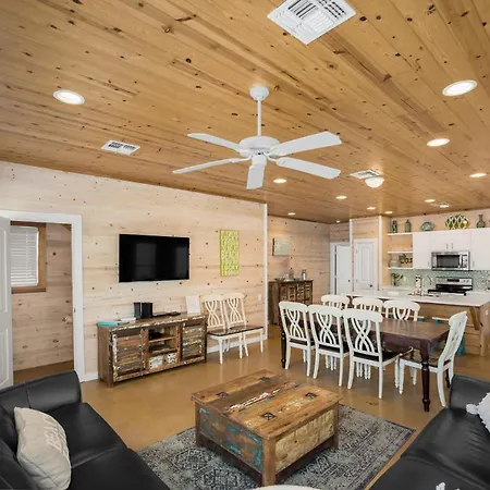 My Island Time Cottage- In Town And Overlooking The Pool!